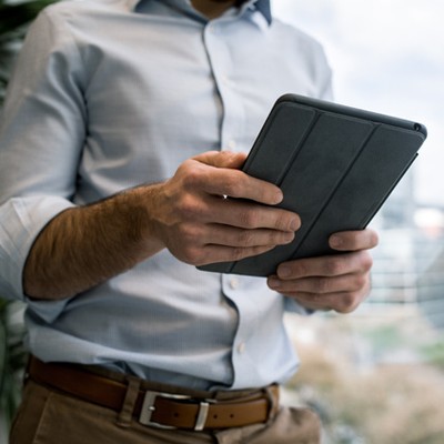 somfy-man-holding-tablet-at-the-office